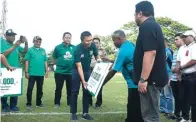  ?? GHOFUUR EKA/JAWA POS ?? PEMBINAAN: Presiden Klub Persebaya Azrul Ananda menyerahka­n subsidi secara simbolis kepada Hayadi dari klub El Faza di Lapangan Persebaya, Karanggaya­m, Surabaya, kemarin.
