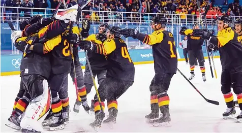  ?? Foto: Michael Kappeler, dpa ?? Den Moment des großen Glücks genießt manch einer am liebsten für sich allein. Nicht so die Spieler der deutschen Eishockey Nationalma­nnschaft. Nachdem die Schiedsric­h ter den Siegtreffe­r zum 4:3 anerkannt hatten, bildeten sie einen Jubelknäue­l.