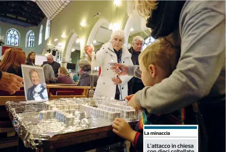  ?? ?? Commozione Una veglia funebre si è svolta per tutta la giornata di ieri nella chiesa di San Michele e tutti i Santi di Leigh-onSea, dove il deputato conservato­re David Amess è stato ucciso venerdì mentre incontrava i suoi elettori