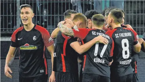  ?? FOTO: INA FASSBENDE/AFP ?? Nico Schlotterb­eck (li.) und seine Mannschaft­skameraden haben gut lachen: Nach dem 6:0 in Gladbach ist der SC Freiburg auf Kurs Europa.
