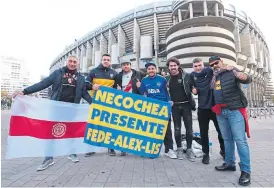  ?? F. pechervsky ?? Hinchas de River y Boca se juntaron en la puerta del Bernabéu