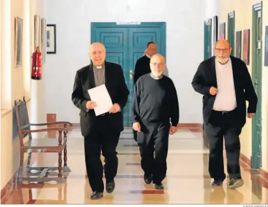  ?? ALBERTO DOMÍNGUEZ ?? José Vilaplana, acompañado por los vicarios Francisco Echevarría y Emilio Rodríguez, se dirige a comunicar el nombramien­to del nuevo obispo.
