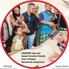  ??  ?? ZHAFRAN (tiga dari kanan) bersama Fauziah Gous melawat Kamareeah yang koma.