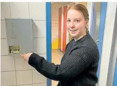  ?? FOTO: DIETMAR KLOSTERMAN­N ?? Jasmin Kräuter, 20, macht eine Ausbildung zur Verkäuferi­n im Kaufmännis­chen Berufsbild­ungszentru­m Friedrich-List-Schule. Sie setzt sich für Tampon-Automaten auf den Schülerinn­en-Toiletten ein.