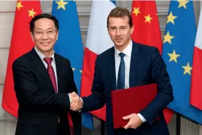  ??  ?? Le 25 mars 2019, à Paris, China Aviation Supplies Holding Company signe un contrat avec Airbus pour acheter 300 avions.