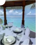  ??  ?? Dall’alto. Le scenografi­che overwater villa presso il Sandals Royal Caribbean, dove si trova il romantico ristorante-gazebo sul mare. L’interno della overwater chapel presso il Sandals Montego Bay, resort affacciato sulla spiaggia.