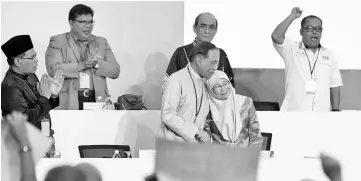  ??  ?? Deputy Prime Minister who is also PKR president Datuk Seri Dr Wan Azizah Wan Ismail and her husband Datuk Seri Anwar Ibrahim who is also PKR president-elect after delivering her policy speech opening the party’s 13th National Congress. - Bernama photo