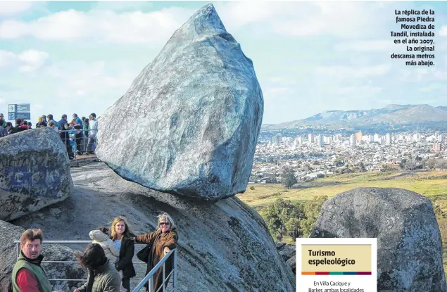  ??  ?? La réplica de la famosa Piedra Movediza de Tandil, instalada en el año 2007. La original descansa metros más abajo.