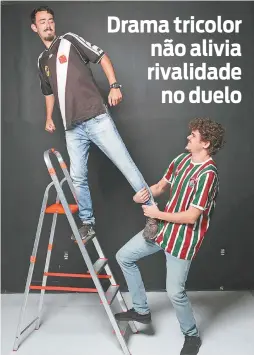  ??  ?? Os estudantes Felipe e Lucas acirram a histórica rivalidade