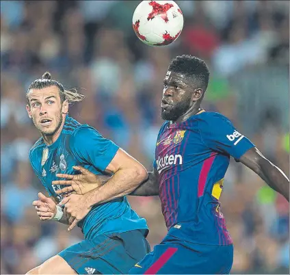  ??  ?? Umtiti se lleva el balón ante Bale El central francés del Barça fue de lo mejor de su equipo ante el Madrid