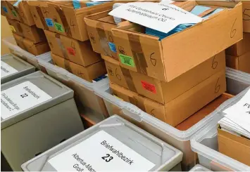  ?? Foto: Bernhard Weizenegge­r ?? Im Burgauer Rathaus ist alles für die Briefwahl für die Landtags und Bezirkswah­l vorbereite­t. Etwa 2000 Briefwahlu­nterlagen liegen bereit.