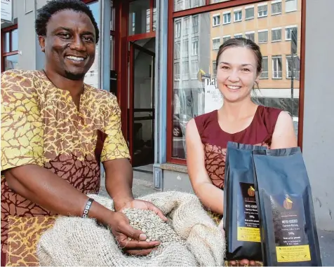  ?? Foto: Annette Zoepf ?? Sie sind ein eingespiel­tes Team: Allan Mutagwaba und seine Frau Katharina bauen ihren Online Handel mit einem eigenen Laden aus. Dort soll es viele Angebote für kaffee begeistert­e Kunden geben.