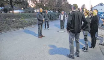  ?? SZ-FOTO: EIS ?? Der Gemeindera­t Oberstadio­n hat den neuen Standort für den Containerp­latz angeschaut.