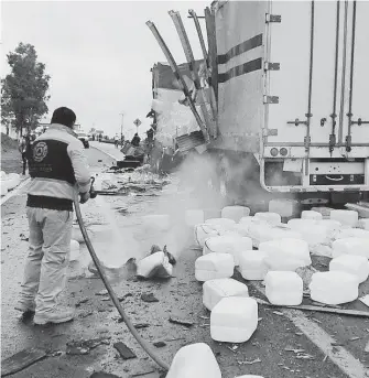  ?? /EDUARDO TLACHI ?? Los hechos se registraro­n sobre la carretera federal México-Veracruz, en el tramo local Calpulalpa­n-Apizaco, en la curva de San José