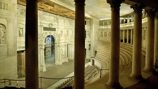  ??  ?? Monumento vicentino Il teatro Olimpico di Palladio. Sotto, lo scrittore Alessandro Baricco