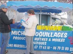  ??  ?? Michel avec ses délicieuse­s moule et huître