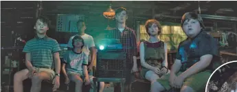  ?? PHOTOS BY WARNER BROS. PICTURES ?? A balloon is synonymous with the killer clown Pennywise (Bill Skarsgård) in It. Taking him on are Stan (Wyatt Oleff ), Richie (Finn Wolfhard), Mike (Chosen Jacobs), Bill (Jaeden Lieberher), Beverly (Sophia Lillis) and Ben (Jeremy Ray Taylor).