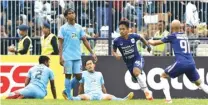  ?? ANGGER BONDAN/JAWA POS ?? KONTRAS: Fredyan Wahyu (dua dari kanan) merayakan golnya bersama Bruno Silva di hadapan para pemain Persela yang lemas.