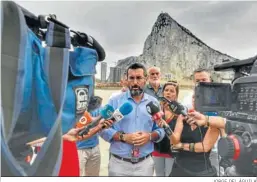  ?? JORGE DEL ÁGUILA ?? El alcalde linense, Juan Franco, en la playa de Levante, ayer.