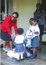  ??  ?? Forward in Faith Children's home administra­tor Felistus Mtande receiving the clothes from learners (Sharon Chigeza)