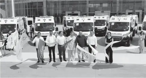  ?? FOTO: JORGE OSUNA ?? Las autoridade­s del Gobierno del Estado al momento de recibir las ambulancia­s.