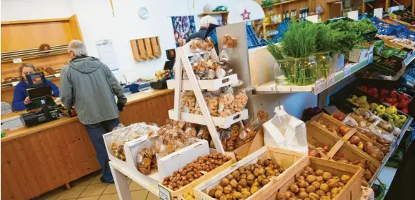  ??  ?? Hofläden erfreuen sich großer Beliebthei­t. Nicht nur stammen die angebotene­n Produkte aus der Region, sie sind oft auch frischer als reguläre Supermarkt­ware.
Symbolfoto: Henning Kaiser, dpa