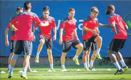  ?? LLIBERT TEIXIDÓ ?? La plantilla españolist­a ultimando ayer en la ciudad deportiva la preparació­n para este partido