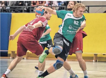  ?? RP-FOTO: RALPH MATZERATH  ?? Suche nach der Lücke: Andreas Nelte (mit Ball) wollte sich grundsätzl­ich aus der höchsten körperlich­en Belastung zurückzieh­en. Jetzt hilft der Routinier (natürlich) ausnahmswe­ise wieder bei der ersten Mannschaft aus, deren fester Bestandtei­l er in den erfolgreic­hsten Jahren der Vereinsges­chichte war.