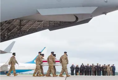  ?? AFP ?? Los ataú des
fueron puestos en la pista del aeropuerto militar, delante de Biden y su esposa