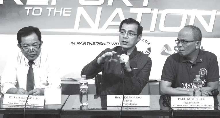  ??  ?? DRUG-FREE MANILA. Manila Mayor Isko Moreno (center) says his administra­tion will work hard to make the country’s capital drug-free, during a news briefing held at the National Press Club in Intramuros, Manila on Friday (July 19, 2019). Domagoso said drug pushers and dealers have no place in Manila. (PNA photo by Gil Calinga)