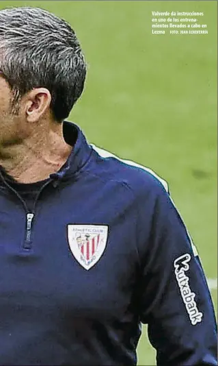  ?? FOTO: JUAN ECHEVERRÍA ?? Valverde da instruccio­nes en uno de los entrenamie­ntos llevados a cabo en Lezma