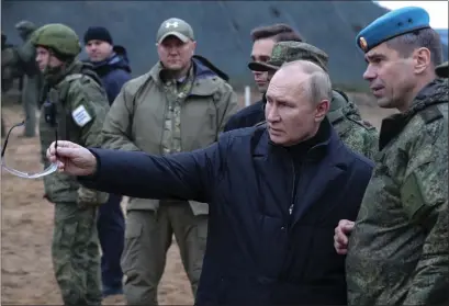  ?? MIKHAIL KLIMENTYEV, SPUTNIK, KREMLIN POOL PHOTO VIA AP, FILE ?? Russian President Vladimir Putin, second right, gestures as he visits with Deputy Commander of the Airborne Troops Anatoly Kontsevoy, right, a military training centre of the Western Military District for mobilised reservists in Ryazan Region, Russia, on Oct. 20, 2022.