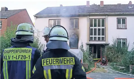  ?? FOTOS: MANUEL FUNDA ?? Ende September kam es zu einem Wohnungsbr­and in dem leerstehen­den Gebäude. Zwei Zimmer brannten aus.