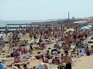  ??  ?? La giusta distanza La spiaggia libera di Jesolo: per prenotare c’è un’app ma il «filtro» ha effetti minimi