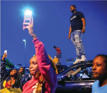  ?? FOTOS: AP Y EFE ?? Disturbios violentos en Washington D.C. En el centro, un grupo de manifestan­tes se encara a la Policía en Austin, Texas. Arriba, una protesta pacífica en Flint, Michigan