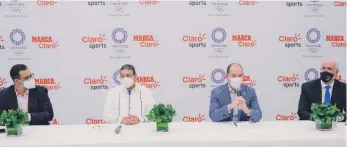  ??  ?? Omar Acosta, tercero desde la izquierda, ofrece detalles de las transmisio­nes que hará Claro Sports desde Japón. Le acompañan Francisco Camacho, Antonio Acosta y Manuel Luna.