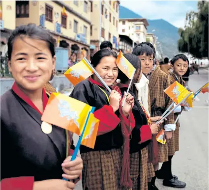  ??  ?? Das Glück hat man im Königreich Bhutan nicht gepachtet. Die steigende Jugendarbe­itslosigke­it sowie der Einfluss sozialer Medien stellen das Land vor neue Herausford­erungen.