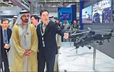  ??  ?? Sheikh Mohammed bin Rashid Al-Maktoum, prime minister of the United Arab Emirates, visits the Chinese pavilion with Li Pei, vicegenera­l-manager of China National Aero-Technology Import and Export Corp, at the 13th Internatio­nal Defense Exhibition and...