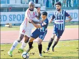  ?? SANT ARORA/HT ?? ▪ East Bengal forward Dudu Omagbemi (left) tries to get past Minerva defender Abhishek Ambedkar on Tuesday.