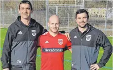  ?? FOTO: VEREIN ?? Schwendis Cheftraine­r Stefan Wiest (links) und SF-Spielleite­r Matthias Neuer (rechts) freuen sich über den Winterzuga­ng Yannick Harsch.