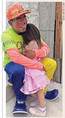  ??  ?? KEIVIN ÁLVAREZ, quien es conocido como el Payasito ‘Chiquilín’ es padre soltero