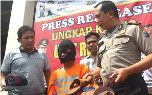  ?? EDI SUDRAJAT/JAWA POS ?? SALAH GUNAKAN KEPERCAYAA­N MAJIKAN: AKP Heriyanto (kanan) menunjukka­n barang-barang yang sempat dibeli Erfan Hanafi dari hasil menggadaik­an mobil korban.