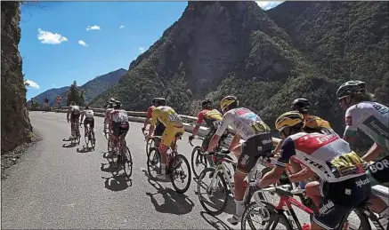  ??  ?? Comme au col de la Colmiane, dimanche, les coureurs ont croisé peu de spectateur­s dans les montées.