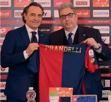  ?? LAPRESSE ?? A sinistra: Cesare Prandelli dirige il primo allenament­o a Pegli; sopra, la presentazi­one del tecnico con il d.g. Perinetti