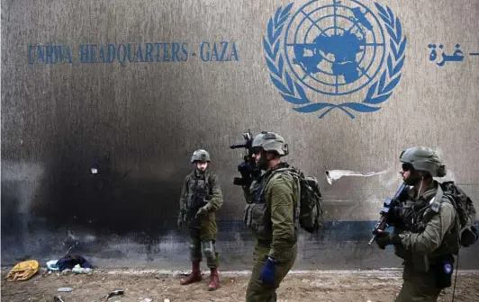  ?? ?? ► Soldados israelíes operan junto a la sede de la UNRWA, en la Franja de Gaza, el 8 de febrero de 2024.