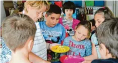  ?? Foto: Anja Fischer ?? Die leckeren Pommes werden am Ende verkostet. Bäuerin Anja Fischer teilt die selbst gemachten Kartoffels­täbchen an die Kinder aus.