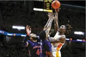  ?? WADE PAYNE - THE ASSOCIATED PRESS ?? Tennessee guard Jahmai Mashack shoots over Auburn forward Johni Broome, left, and guard K.D. Johnson during the first half of Saturday’s game in Knoxville, Tenn.