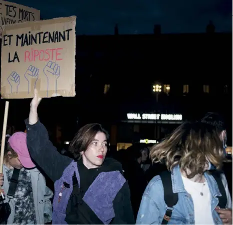  ?? ?? Le soir même des résultats du second tour, des manifestat­ions étaient organisées à Paris.