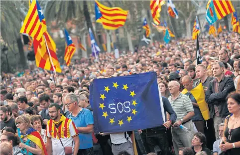  ?? REUTERS ?? Pro-independen­ce supporters hold a European Union flag during a rally in Barcelona, Spain, on Tuesday.