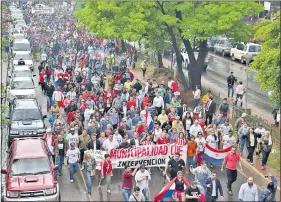  ??  ?? Centenares de ciudadanos marcharon ayer para exigir la intervenci­ón de la Municipali­dad de Ciudad del Este, manejada por el clan ZI hace años.